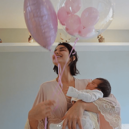 Atriz Letícia Almeida com a filha Maria Tereza nos braços - Reprodução/Instagram