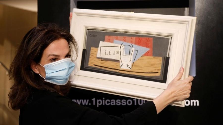 A organizadora da rifa, Peri Cochin, posa para foto com a tela "Nature Morte, 1921", do espanhol Pablo Picasso - Reuters/Charles Platiau