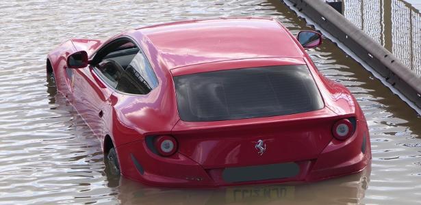 Ferrari FF é pega por enchente em Londres