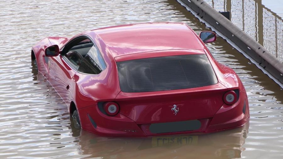 Ferrari FF é pega por enchente em Londres - Twitter