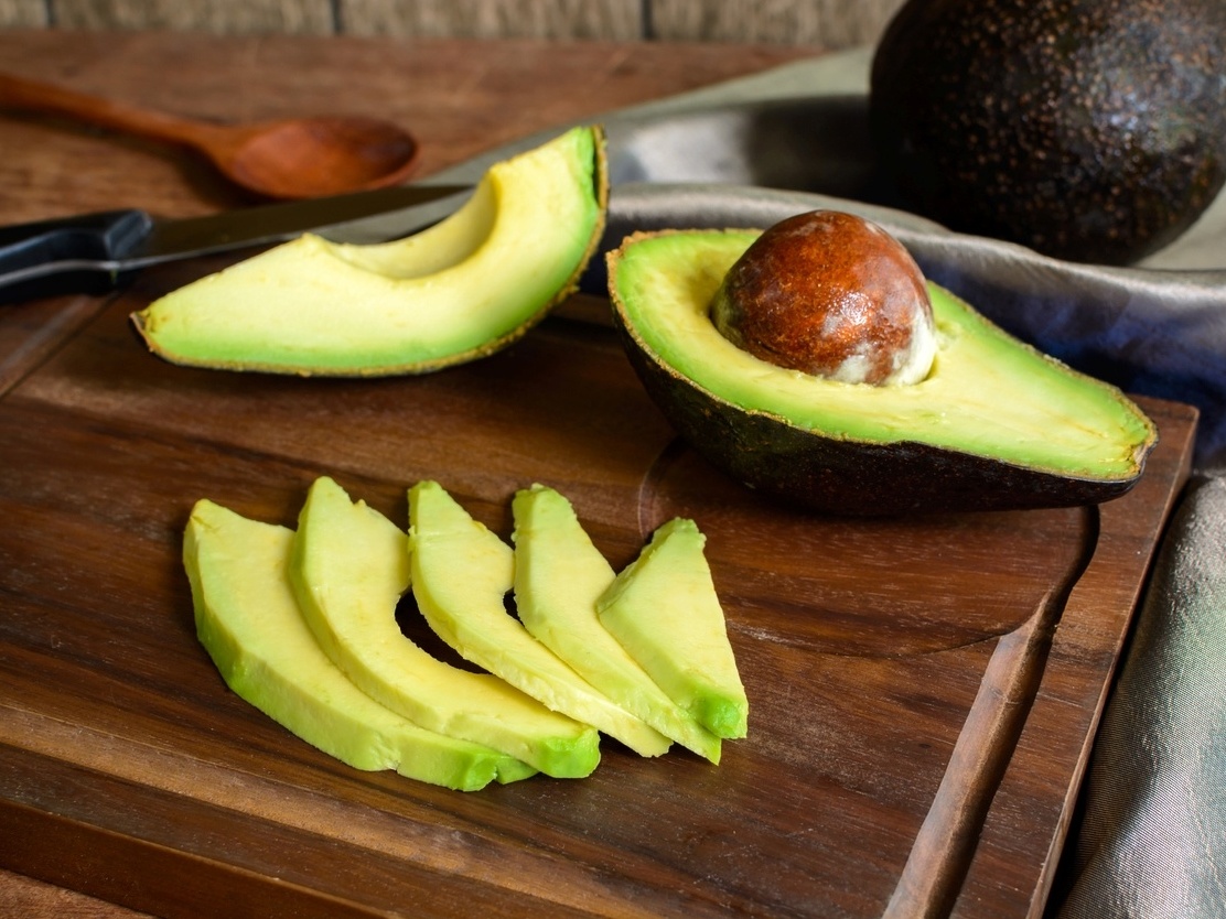 Motivos para você consumir mais abacate, sem medo das calorias