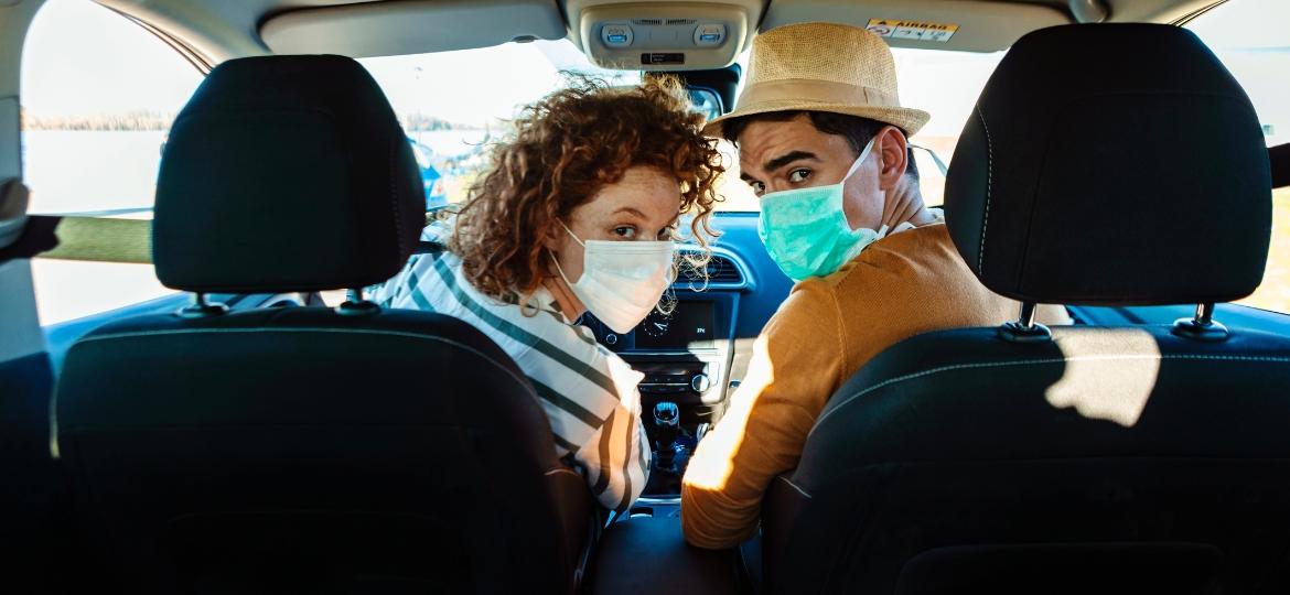 Casal viaja de carro com máscaras - Getty Images