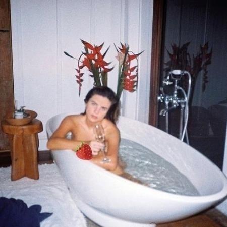 A cantora Giulia Be também publicou uma foto em seu Instagram para lá de "caliente". Tomando banho em uma banheira, ela estava somente com um drinque e posou para a foto fazendo carão - Reprodução / Instagram