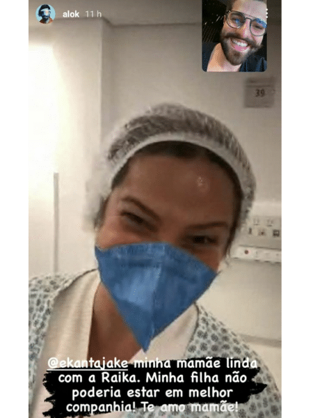 Ekanta Jake, mãe de Alok, em chamada de vídeo com a neta Raika - Reprodução/Instagram/@alok - Reprodução/Instagram/@alok