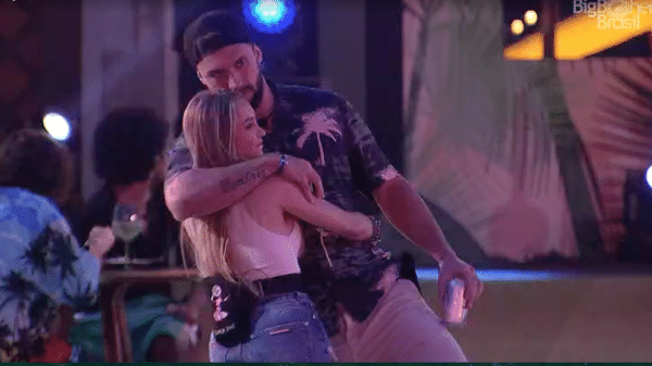 BBB 21: Arthur e Carla abraçadinhos - Reprodução/Globoplay