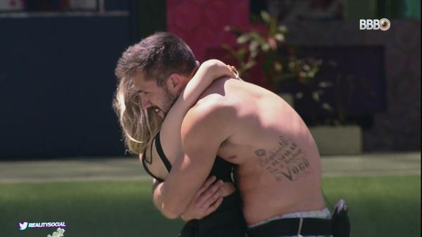 Carla abraça Arthur ao voltar do paredão falso no BBB 21 - Reprodução/Globo