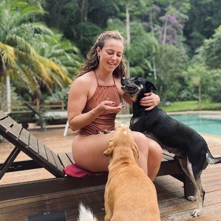 Paolla Oliveira curte momento de carinho com seus cachorros - Reprodução/Instagram
