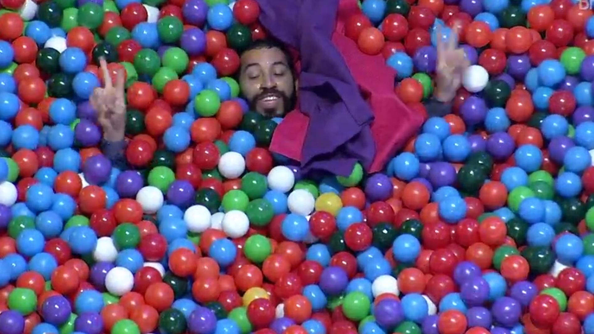 BBB 21: Gilberto enjoying the party ball pool - Playback / Globoplay