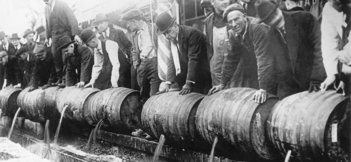 Polícia esvazia barris de cerveja durante a Lei Seca, nos Estados Unidos, em 1920 - George Rinhart/Corbis via Getty Images