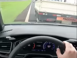 Como motorista lento na faixa da esquerda pode fazer você ser multado