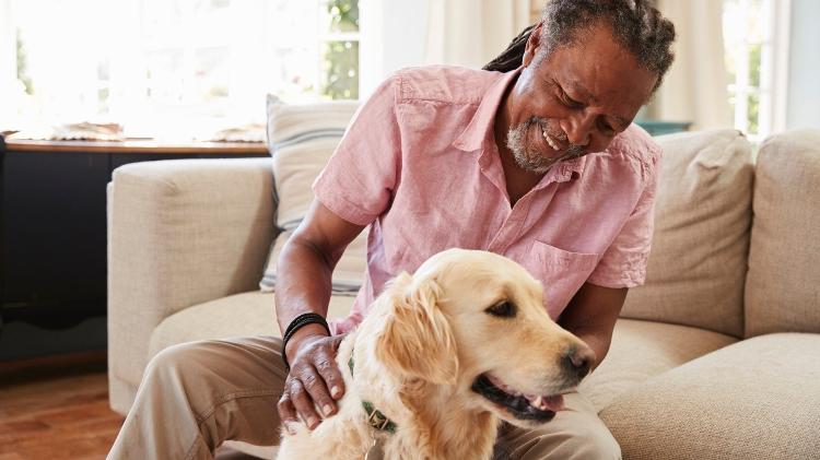 Idoso, homem com cachorro, pet, animal de estimação, bicho - iStock - iStock
