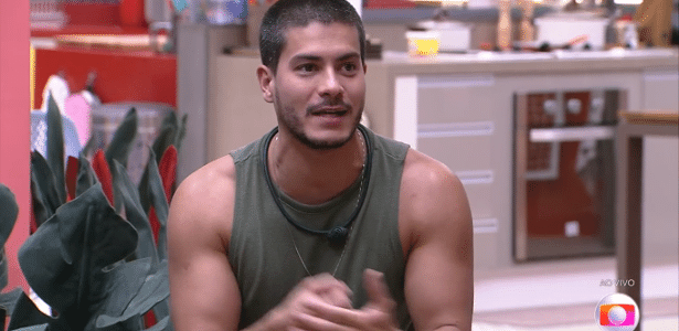 BBB 22: Arthur Aguiar conversa com Tadeu