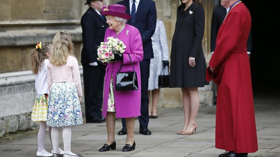 A rainha Elizabeth 2ª, em foto de 2018, esbanja elegância durante aparição pública - Tolga Akmen/AFP