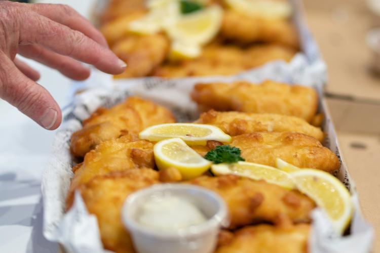 Favorito dos ingleses, fish and chips tem produção ameaçada pela