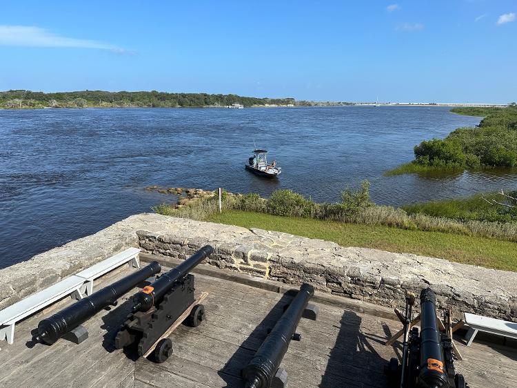 O Fort Matanzas National Monument tem acesso apenas por barco, e vale o tour