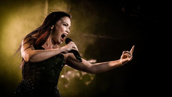 A cantora finlandesa Tarja Turunen, que inicia turnê pelo Brasil no domingo (18), com show em Curitiba; na terça (20), ela canta em Belo Horizonte, em ambos acompanhada por Marko Hietala