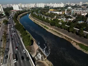 Rio Tietê volta a cheirar mal com onda de calor em São Paulo