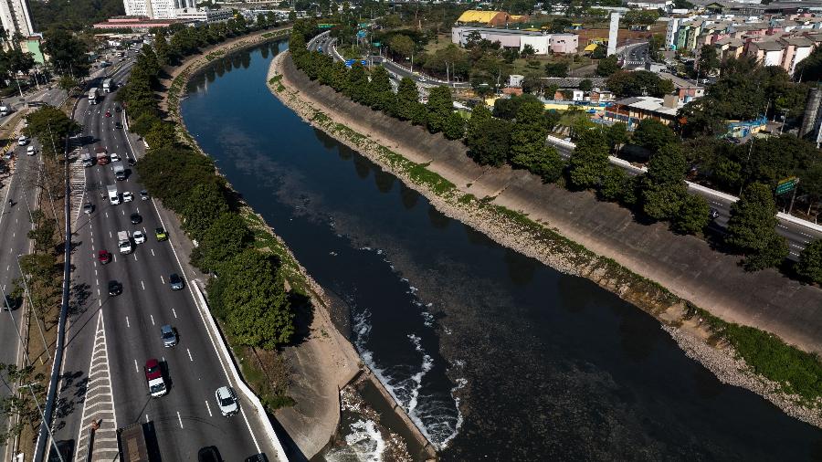 Condições climáticas intensificam o mau cheiro do Tietê, o rio mais poluído do país