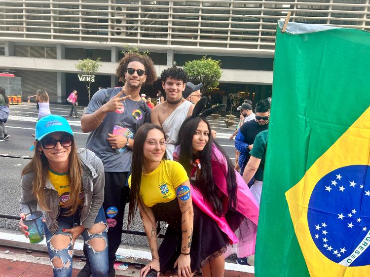 Amigos com orgulho LGBT e da bandeira do Brasil 