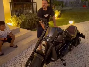 Como é a moto customizada que Carlinhos Maia devolveu a Simone e Kaká Diniz