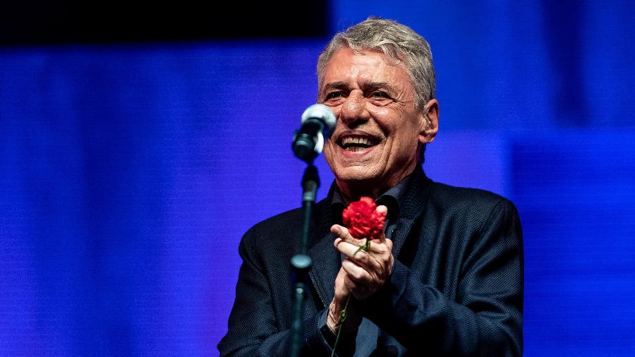 Chico Buarque, que competou 80 anos na quarta-feira (19), durante show em Lisboa em 2023