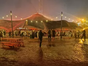 Drenagem evita lamaçal após fortes chuvas no 1° dia de Tomorrowland Brasil