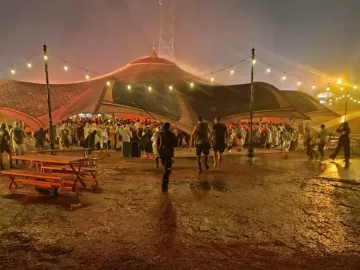 Drenagem evita lamaçal após fortes chuvas no 1° dia de Tomorrowland Brasil