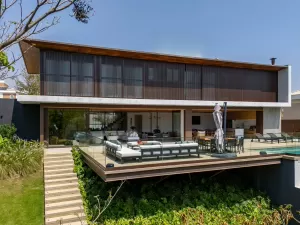 Quadra de beach tênis, piscina e deck: casa tem combo perfeito para o verão