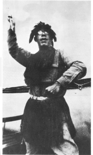 Mário de Andrade, durante sua viagem pela Amazônia. "Eu tomado de acesso de heroísmo... peruano", escreveu o autor sobre a foto, tirada em 21 de junho de 1927