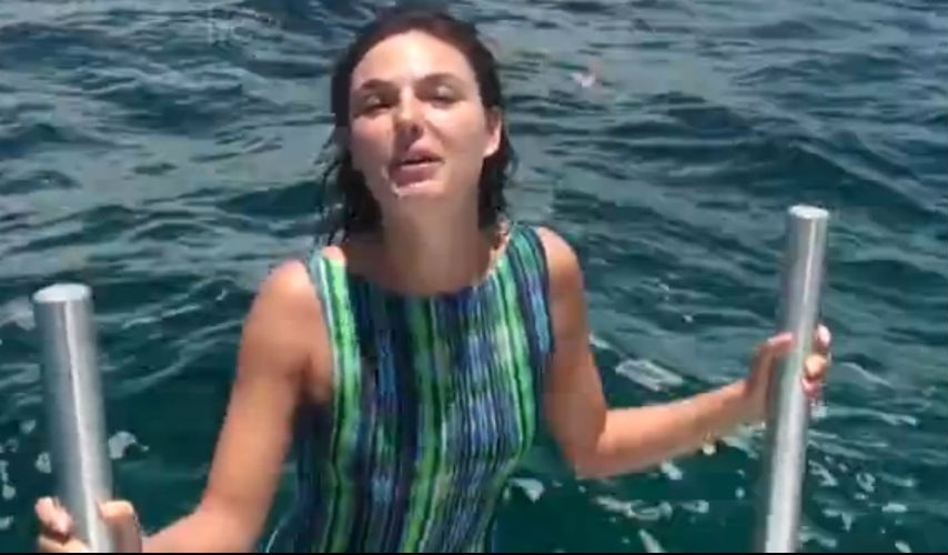 12.jul.2015 - Isis Valverde nada ao lado de tubarões