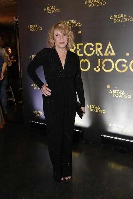 27.ago.2015 - Renata Sorrah posa para fotos na festa de lançamento de "A Regra do Jogo", no clube Costa Brava, no Rio de Janeiro