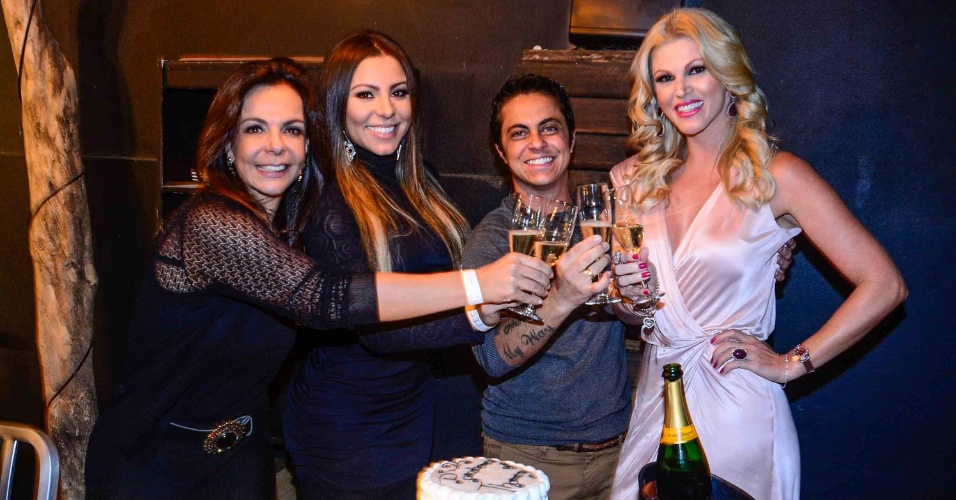 3.set.2015- Thammy brinda seus 33 anos com champanhe ao lado de Sula Miranda, Andressa Ferreira e Val Marchiori