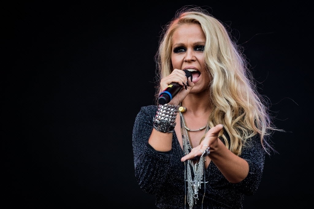 27.set.2015 - A cantora portuguesa Aurea chamou o rapper Boss AC para fazer colaboração no palco Sunset, durante o último dia do Rock in Rio 2015. - Eduardo Anizelli/Folhapress