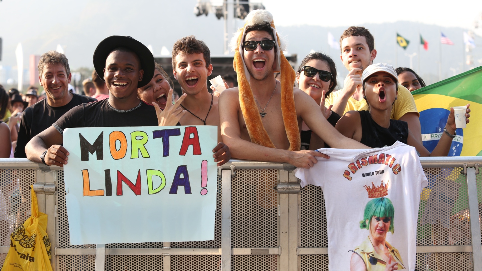 27.set.2015 - Fãs de Katy Perry já estão na grade do palco Mundo, à espera da cantora, que só se apresenta a 0h15. Alguns trouxeram até fraldas, para não perder o lugar. - Marco Antônio Teixeira/UOL