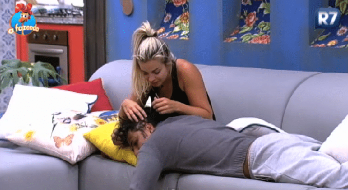 05.out.2015 - Veridiana já chegou até a arrancar os fios de cabelo branco do peão - Reprodução/Record