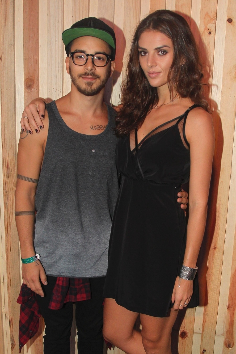 12.mar.2016 - O músico Junior Lima chegou ao lado da mulher, a modelo Mônica Benini, ao primeiro dia do Lollapalooza 2016, no autódromo de Interlagos, em São Paulo - Rafael Cusato/Brazil News