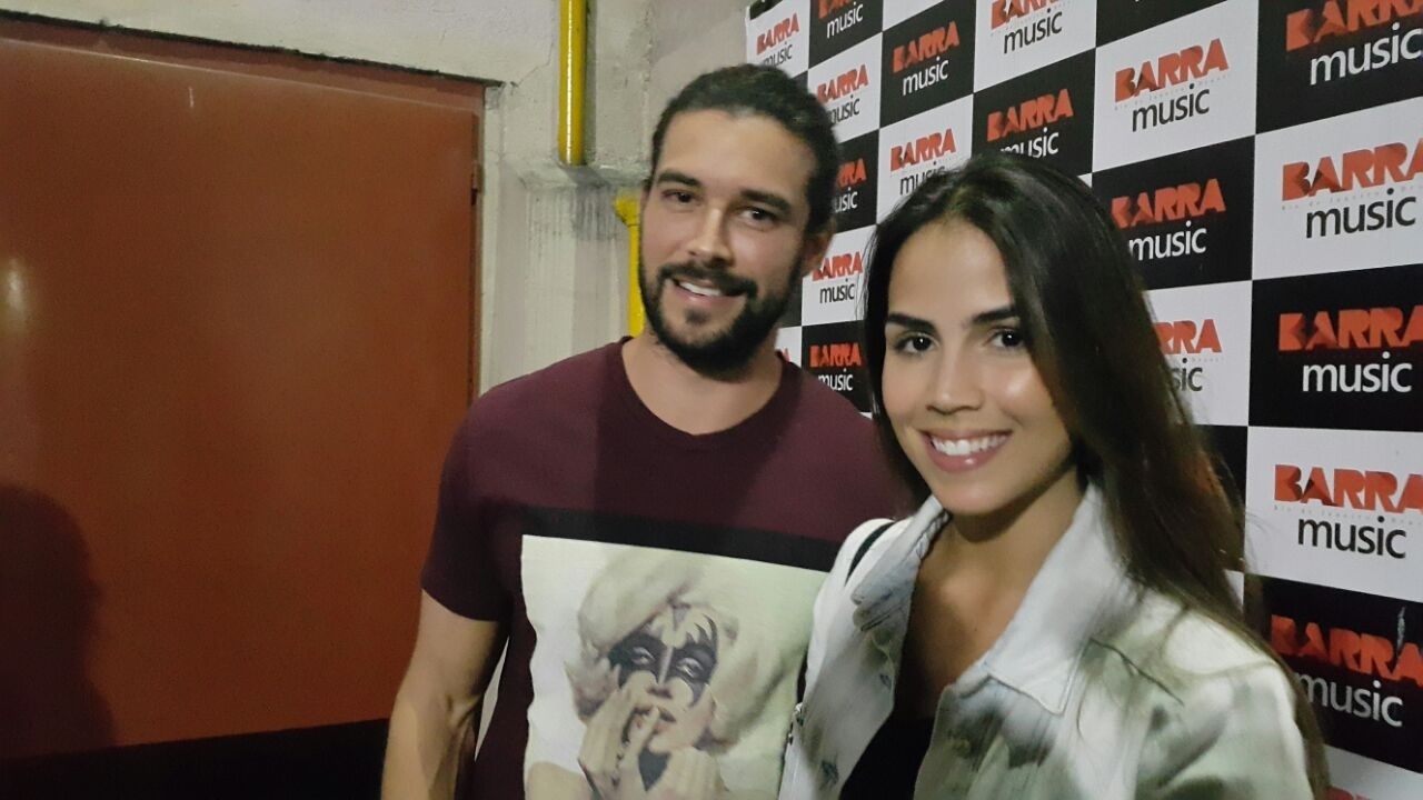 7.abr.2016 - Pérola Faria, que interpreta Deborah, e Bernardo Velasco, que vive Eleazar, estão se conhecendo melhor - Ana Cora Lima /UOL