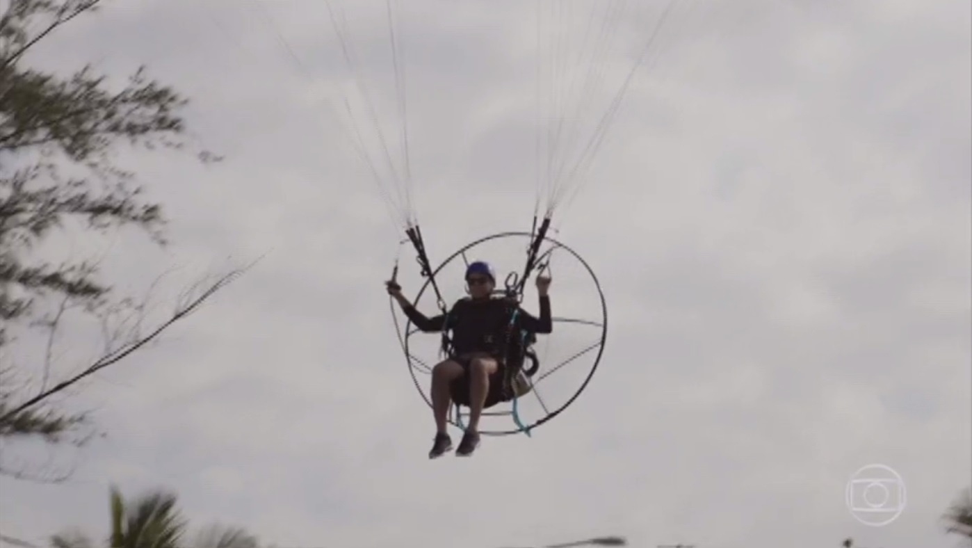 No Brasil, Arthur aterrissa na praia de paraquedas e assusta Carolina no último capítulo de "Totalmente Demais" - Reprodução/TV Globo