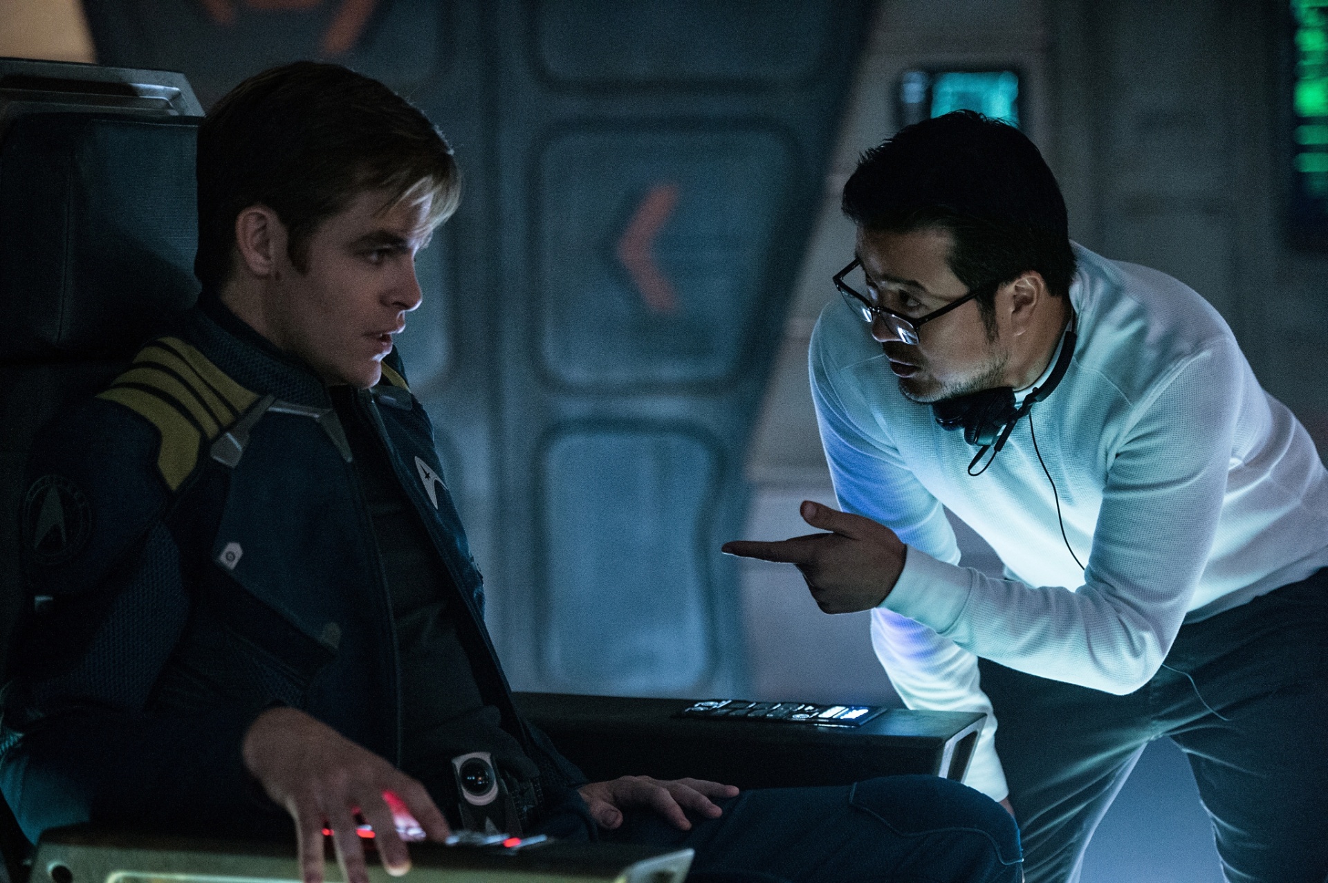 O diretor Justin Lin orienta Chris Pine nos bastidores de "Star Trek: Sem Fronteiras" - Divulgação