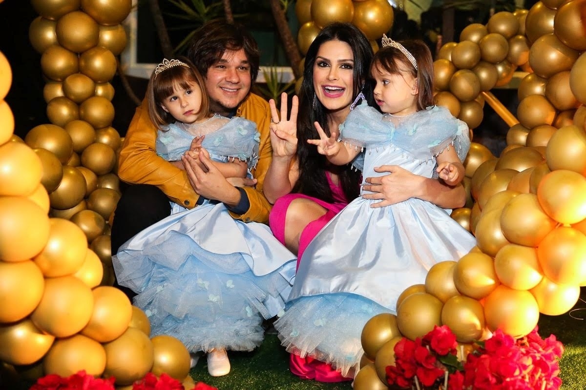 10.ago.2016 - Leandro, integrante do KLB, e sua mulher, Natália Guimarães, comemoraram na noite desta quarta-feira, em São Paulo, o aniversário de três anos das filhas, as gêmeas Maya e Kiara. Eles organizaram uma festa com o tema "Cinderella" para as crianças - Manuela Scarpa /Brazil News