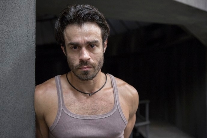 Capitão da Policia Militar, Sergio é um homem de 35 anos,confiante e um líder. Foi afastado do seu cargo pela acusação de um crime que ele jura não ter cometido. Seu interprete é Erom Cordeiro. - Divulgação/TVGlobo/Fabio Rocha