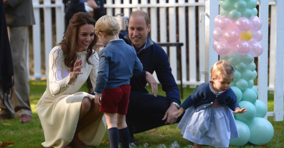 29.set.2016 - Príncipe William e Kate Middletton brincam com os filhos George e Charlotte durante visita da Família Real britânica a Victoria, no Canadá