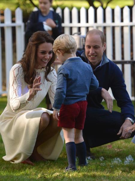 29.set.2016 - Príncipe William e Kate Middletton brincam com os filhos George e Charlotte durante visita da Família Real britânica a Victoria, no Canadá - Chris Wattie/Reuters