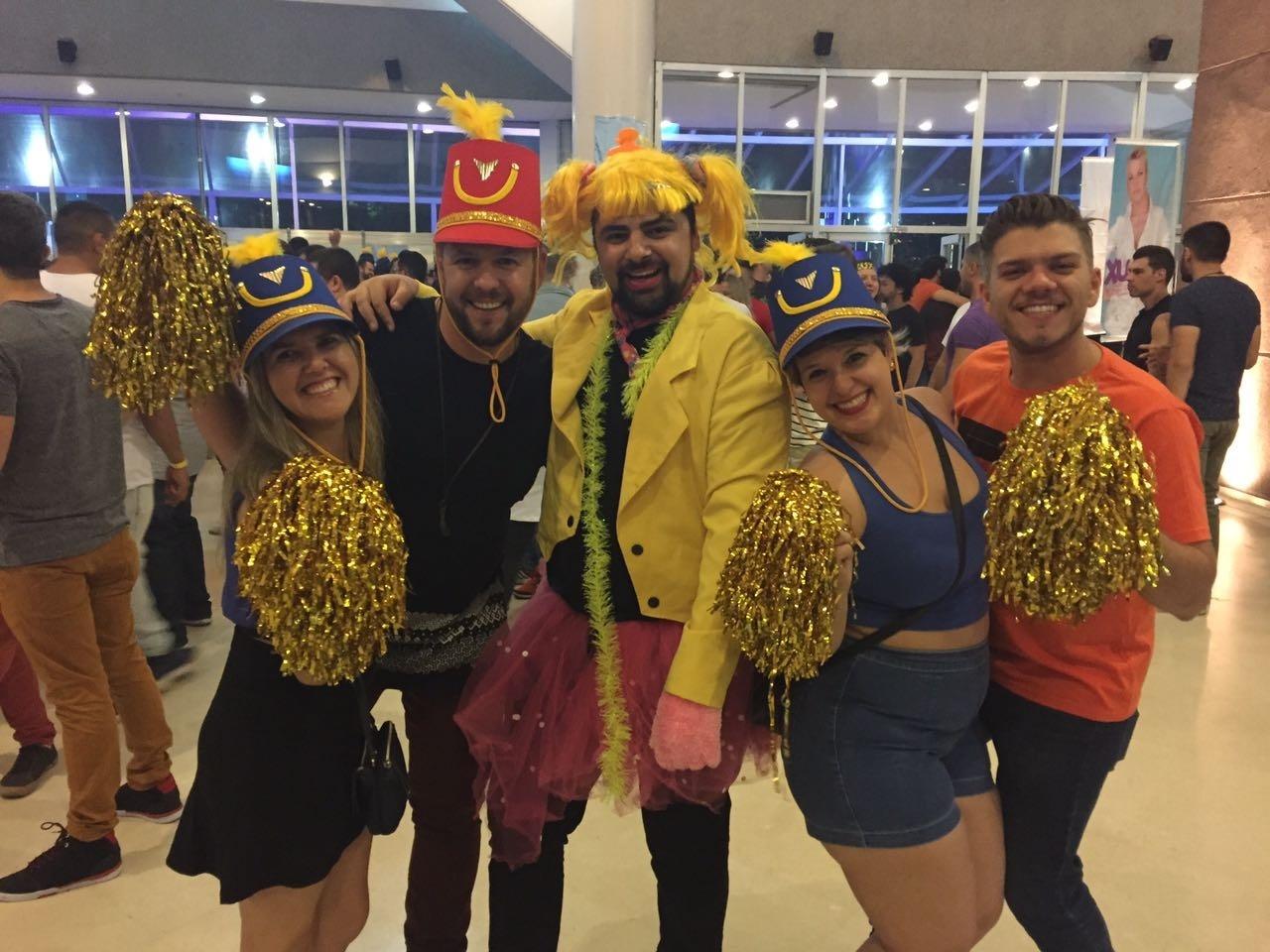 2.dez.2016 - Gustavo Barros e suas paquitas no "Show da Xuxa" - Gisele Alquas /UOL