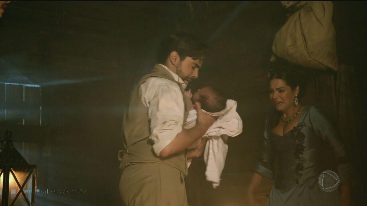 Maria Isabel tenta ficar com a recém-nascida Isaura, mas devolve a bebê para Miguel no último capítulo de "Escrava Mãe" - Reprodução/Record