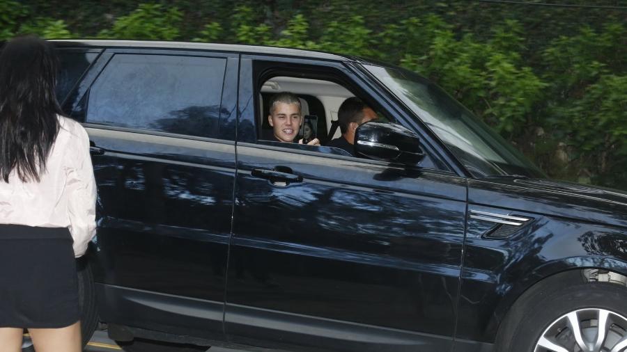 Em passeio de carro no Rio, Justin Bieber é visto conversando no celular com morena - AgNews