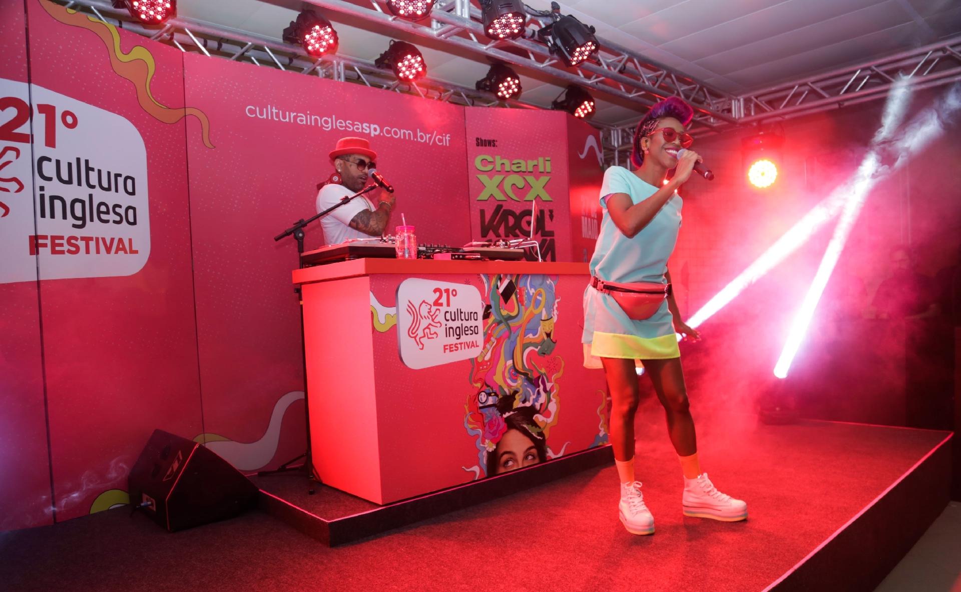 O show-surpresa foi uma palhinha do que acontecerá no show do 21º Cultura Inglesa Festival em 11 de junho. A rapper comandará homenagem a David Bowie com algumas releituras de suas canções - Maria Tuca Fanchin/Divulgação