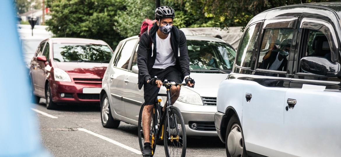 Ciclista pedala com máscara anti-poluição - iStock
