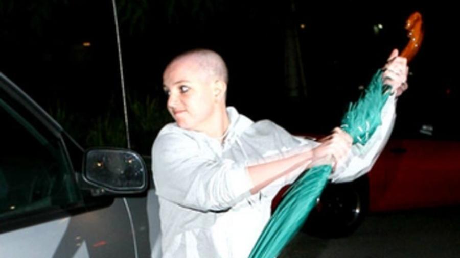 Britney Spears atacou o carro de um paparazi em 2007 com um guarda-chuva - Reprodução