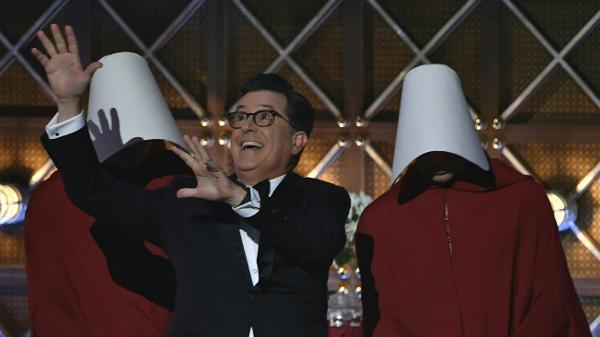 Stephen Colbert dança com aias da série "The Handmaid's Tale" na abertura do Emmy 2017